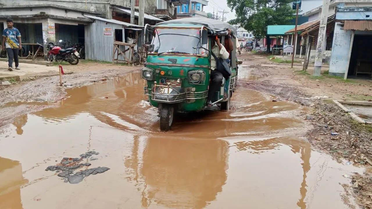 জীবননগরে ৩ বছরেও শেষ হয়নি ৩০০ ফুট রাস্তার সংস্কার কাজ