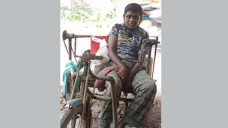 একটি ব্যাটারিচালিত গাড়ির আকুতি জীবনগরের শারীরিক প্রতিবন্ধী আব্দুর রহিমের