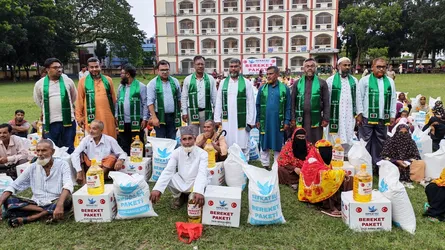 জীবননগরে দুস্থ ও হতদরিদ্র পরিবারের মাঝে ফুড প্যাকেট বিতরণ