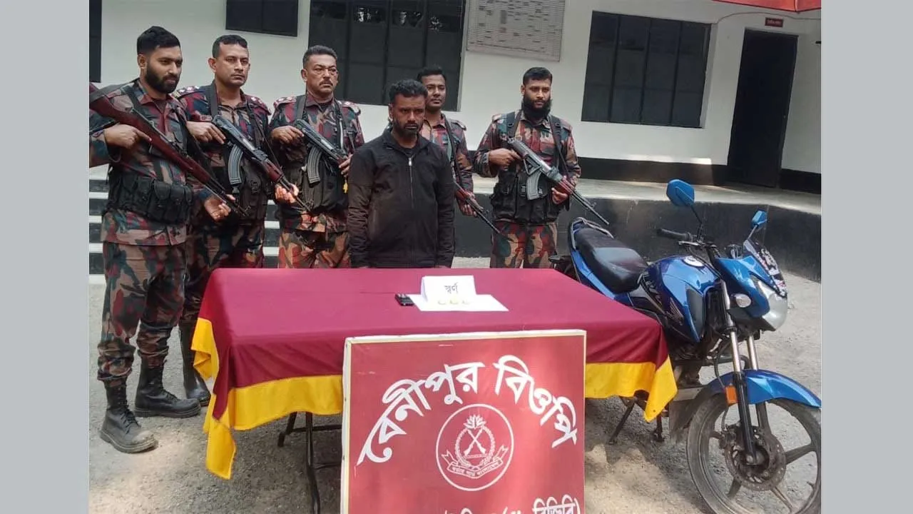 জীবননগরে ৩টি স্বর্ণের বারসহ যুবক আটক