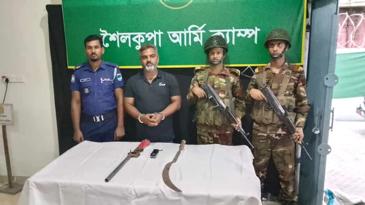 ঝিনাইদহে অবৈধ অস্ত্রসহ হত্যা মামলার আসামি আটক