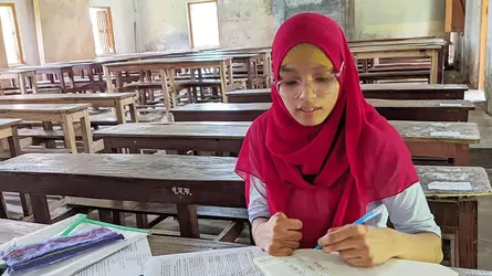 বাবার কাঁধে ভর করে এইচএসসি হলে জিন্নাত, হার মানেনি স্বপ্ন