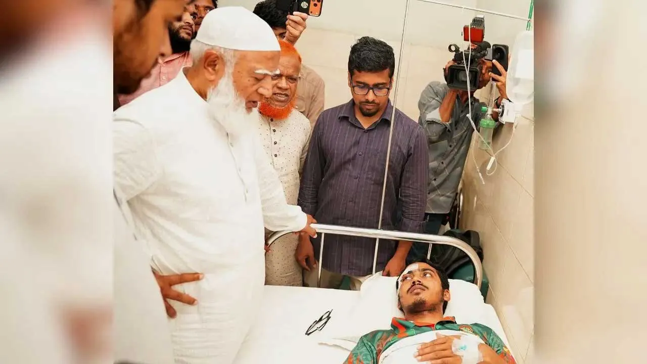 জবির আহত শিক্ষার্থীদের দেখতে হাসপাতালে জামায়াত আমির
