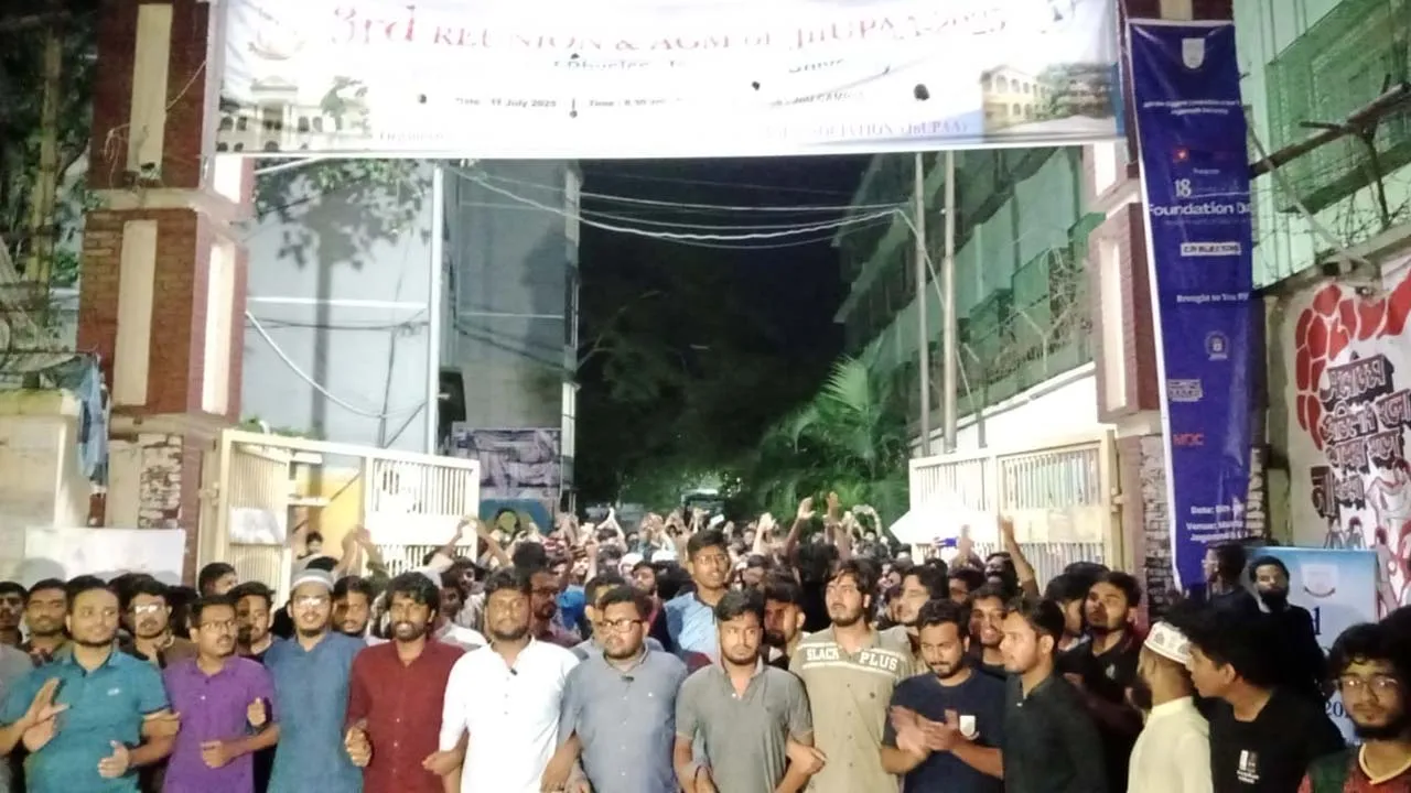মিটফোর্ডে ব্যবসায়ীকে হত্যার প্রতিবাদে জবি শিক্ষার্থীদের বিক্ষোভ মিছিল