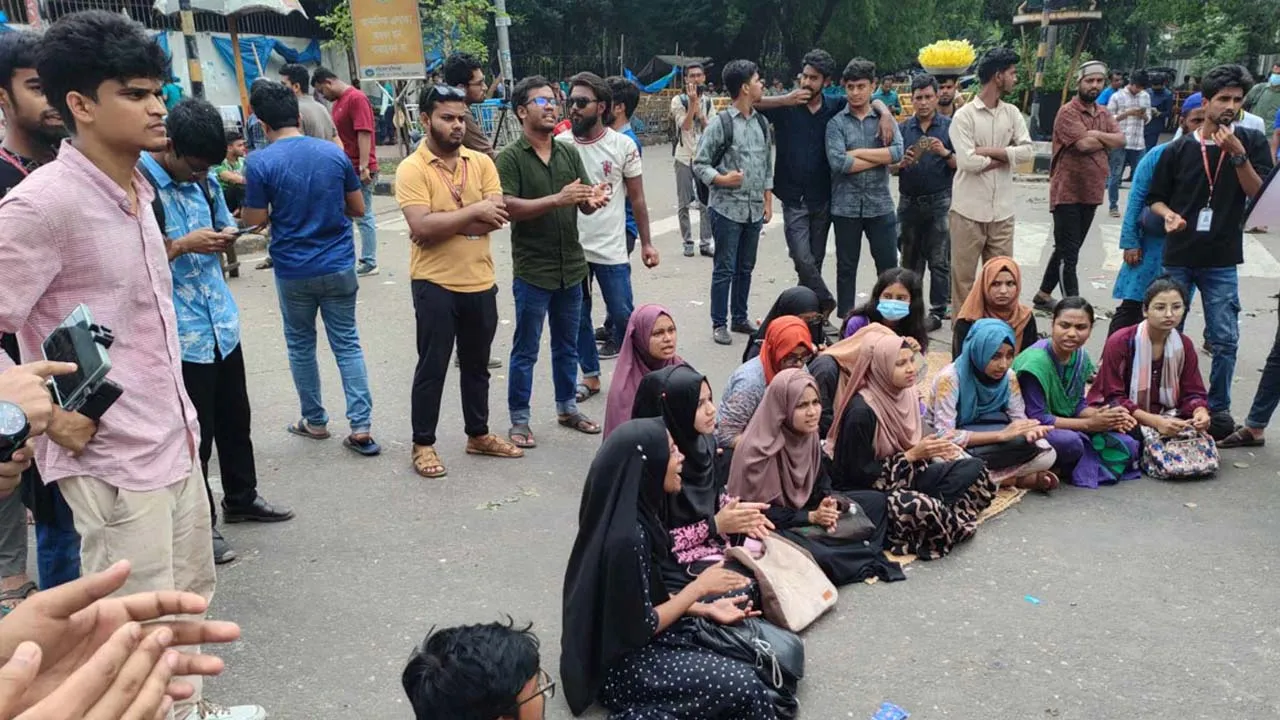 চলছে জবি শিক্ষার্থীদের আন্দোলন, নেই আশ্বাস