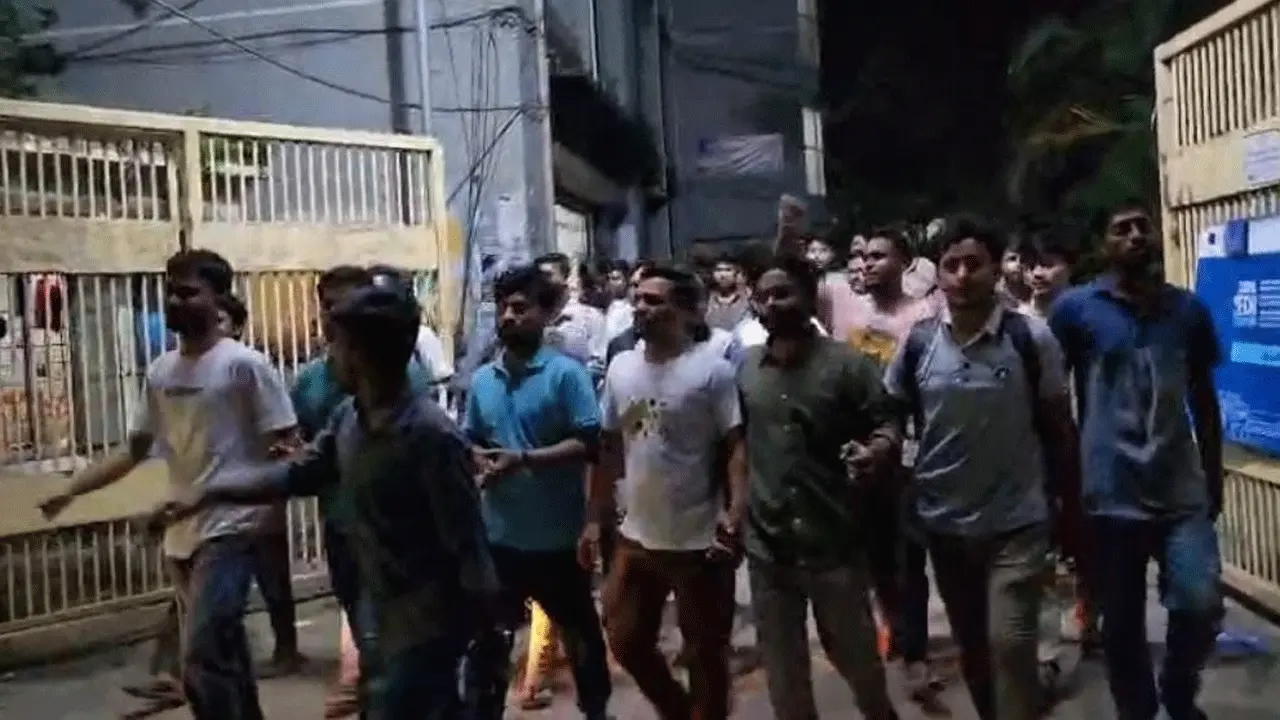 সরকারি চাকরিতে ভাইভার নম্বর বাড়ানোর প্রতিবাদে জবিতে বিক্ষোভ