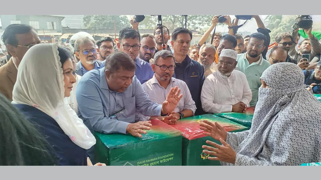রাজধানীর ভাষানটেকে আগুনে ক্ষতিগ্রস্তদের পাশে ডা: জুবাইদা রহমান