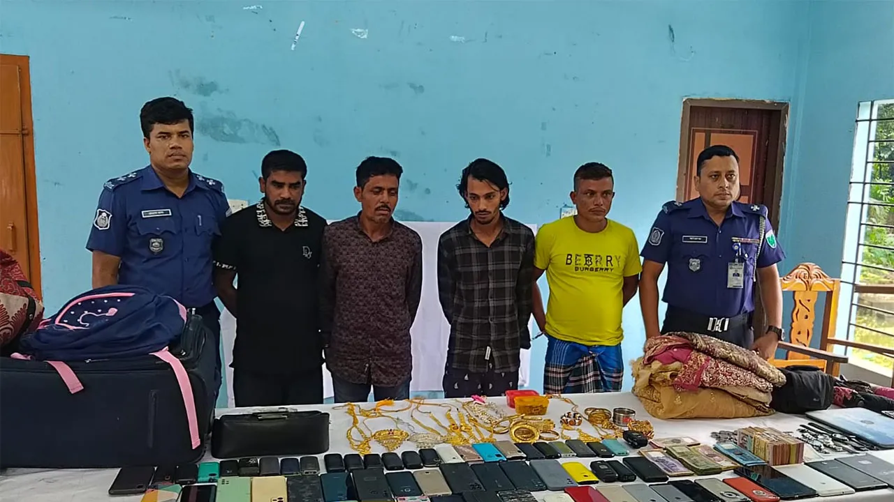 জকিগঞ্জে বিপুল পরিমাণ লুণ্ঠিত মালামালসহ ৪ ডাকাত গ্রেফতার
