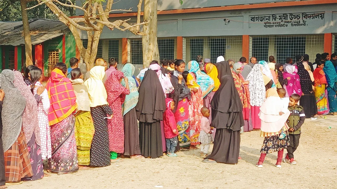 পাঁচবিবিতে উৎসবমুখর পরিবেশে চলছে নির্বাচন ও গণভোট