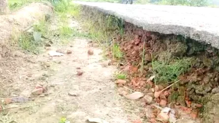 জয়পুরহাটে রাস্তা সংস্কারে দুর্ভোগ, ঠিকাদারের খোঁজ নেই