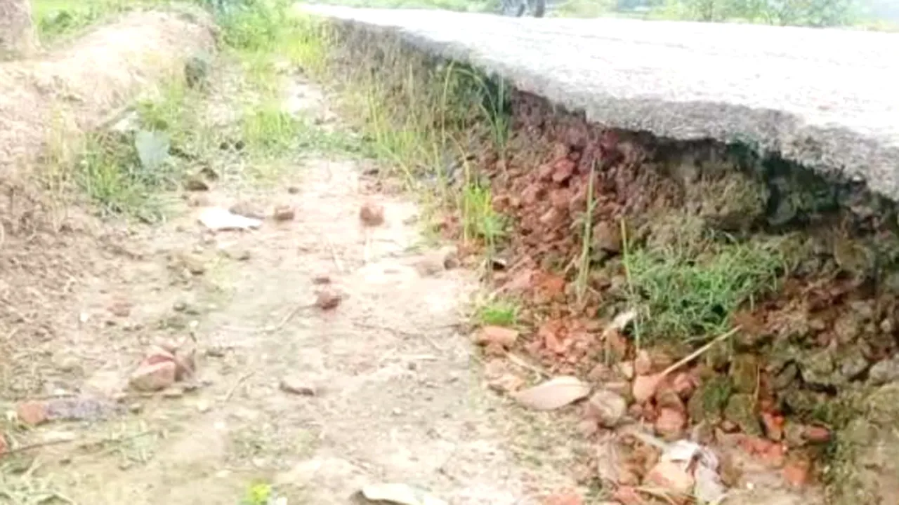জয়পুরহাটে রাস্তা সংস্কারে দুর্ভোগ, ঠিকাদারের খোঁজ নেই