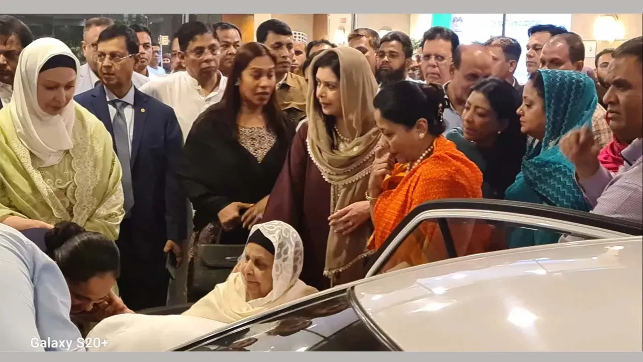 বাবার কবর জিয়ারত জুবাইদার, মাকে নিলেন বাসায়