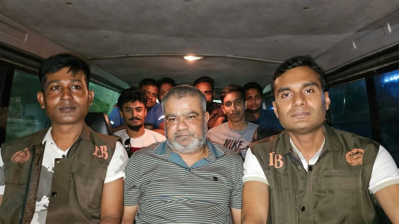 বগুড়ার যুবলীগ নেতা গ্রেফতার, আদালত চত্বরে ডিম নিক্ষেপ