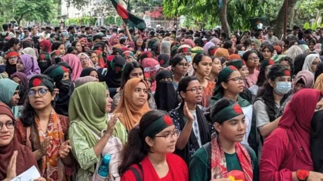 ১২ জুলাই : কোটা সংস্কারের দাবিতে ছুটির দিনেও রাজপথে সরব শিক্ষার্থীরা