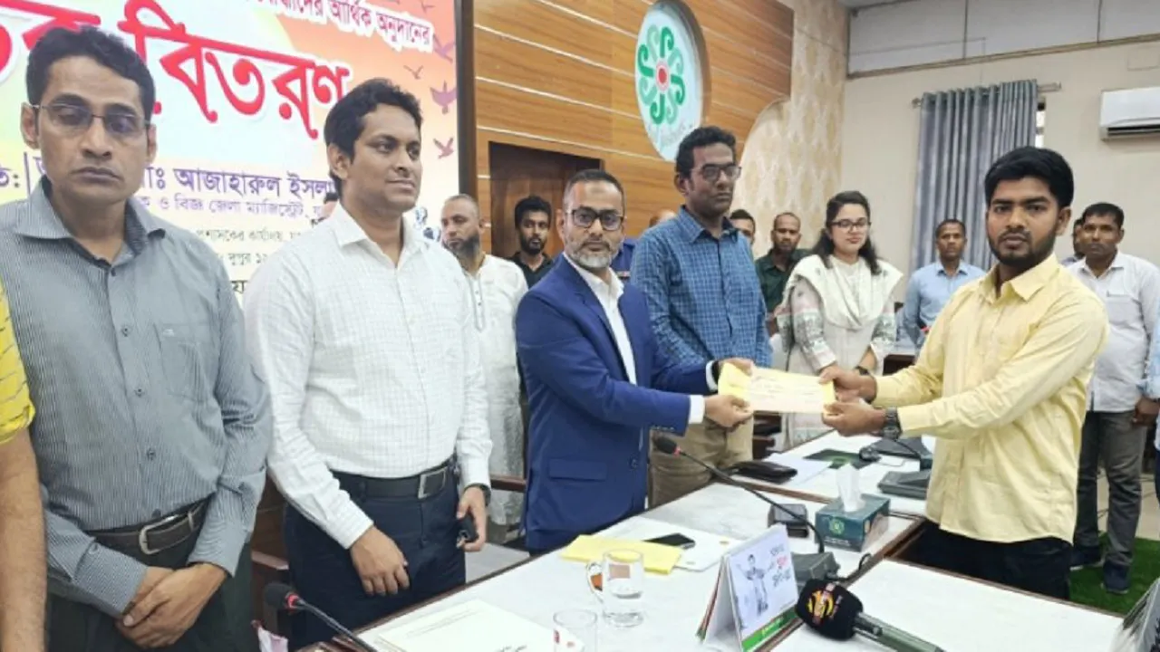 যশোরে জুলাই আন্দোলনে আহত ৬৬ জনকে অনুদান প্রদান