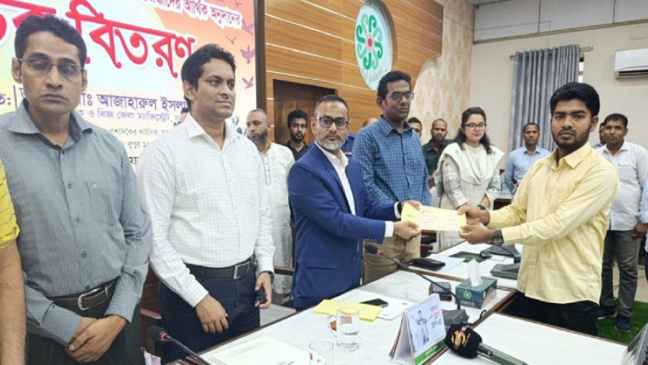 যশোরে জুলাই আন্দোলনে আহত ৬৬ জনকে অনুদান প্রদান