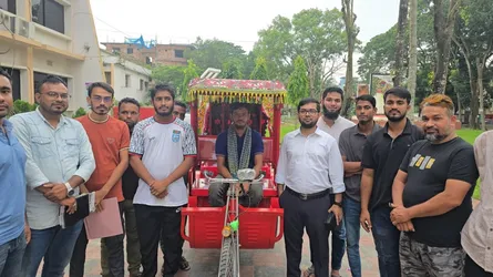 দেবিদ্বারে ২ ‘জুলাই যোদ্ধা’কে অটোরিকশা উপহার
