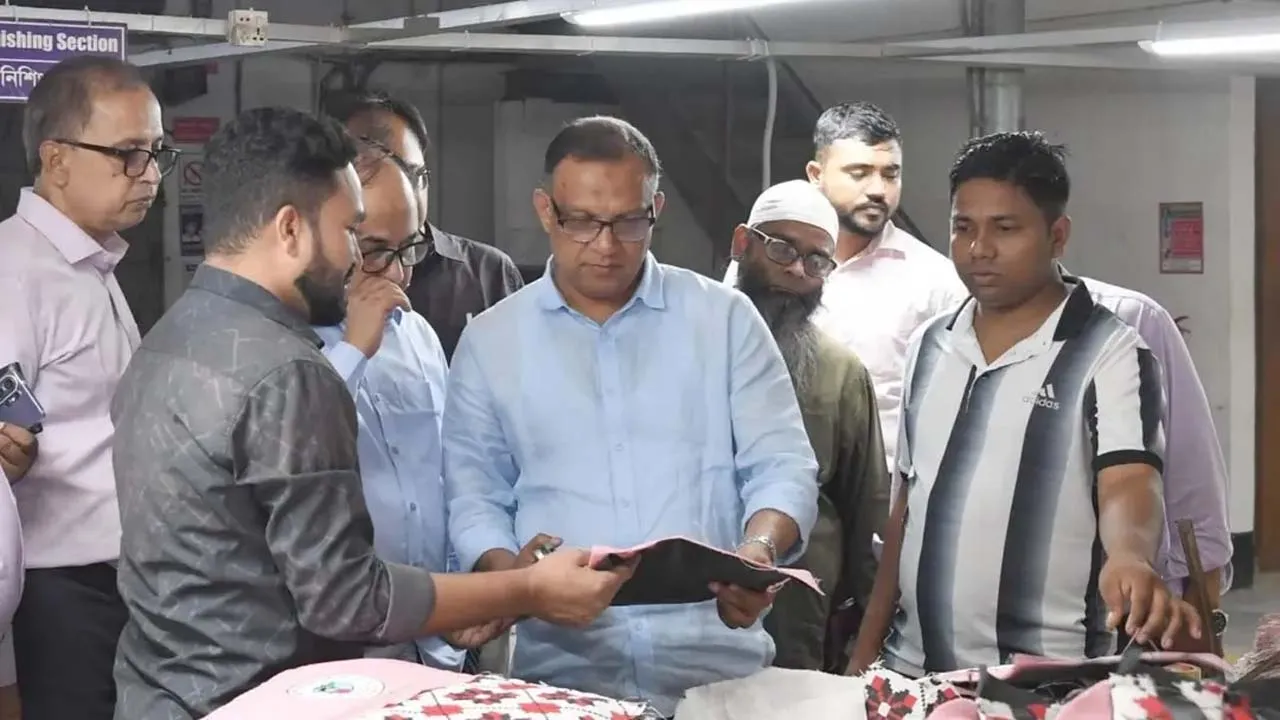 শিক্ষার্থীদের হাতে পরিবেশবান্ধব পাটের ব্যাগ পৌঁছে দিতে কাজ করছে সরকার