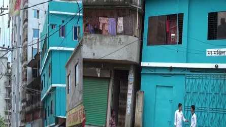 কালিয়াকৈরে চারতলা ভবনের ওপর হেলে পড়েছে ‘মা মঞ্জিল’