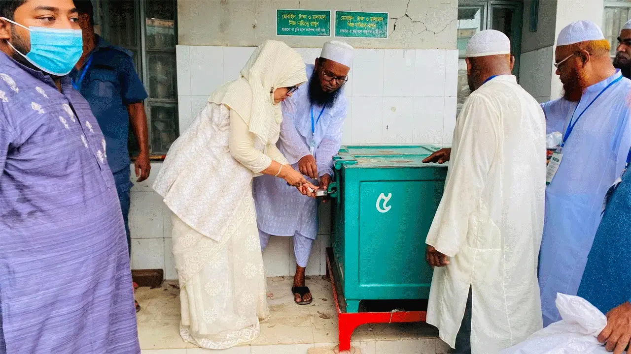 পাগলা মসজিদের দানবাক্সে এবার ৪৩ বস্তা টাকা, চলছে গণনা