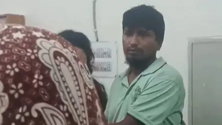 ছাত্রীদের হলের ওয়াশরুমে গোপনে মোবাইল রাখার অভিযোগ, ক্যান্টিনকর্মী আটক