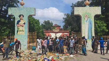 কুষ্টিয়া পৌরসভায় পরিচ্ছন্ন কর্মীদের আন্দোলনে নাগরিক সেবা ব্যাহত