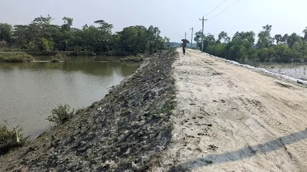 বাঁধ নির্মাণের কারণে ‘মৃতপ্রায়’ নদী