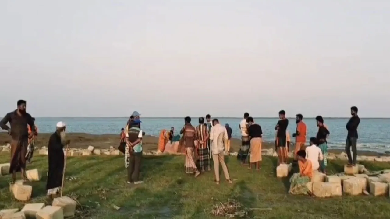 কলাপাড়ায় নদী থেকে নারীর লাশ উদ্ধার
