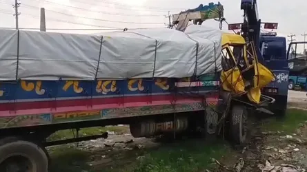 কালিয়াকৈরে দাঁড়িয়ে থাকা ট্রাকে ধাক্কা, চালক নিহত