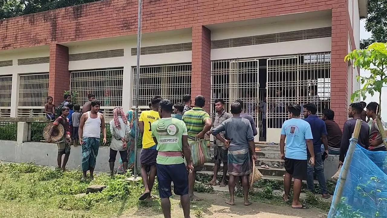 ঝিনাইদহে ‘যৌন হয়রানির’ অভিযোগে স্কুলে ঢুকে শিক্ষকের ওপর হামলা