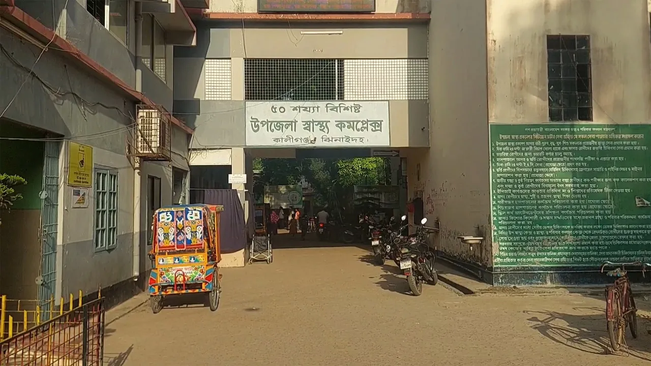 কালীগঞ্জে দুই বাসের চাপায় হকার নিহত