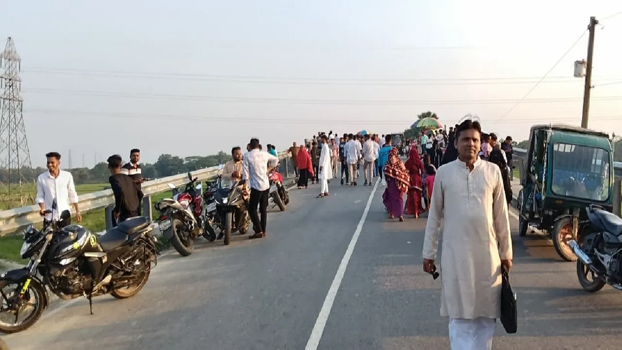 কালীগঞ্জের ফুলদী নলী ব্রিজে ঈদের ছুটিতে হাজারো মানুষের ঢল
