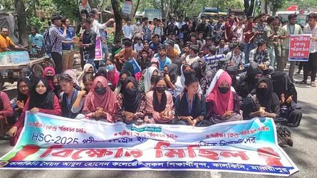 এইচএসসি পরীক্ষার কেন্দ্র পরিবর্তনের দাবিতে মহাসড়ক অবরোধ