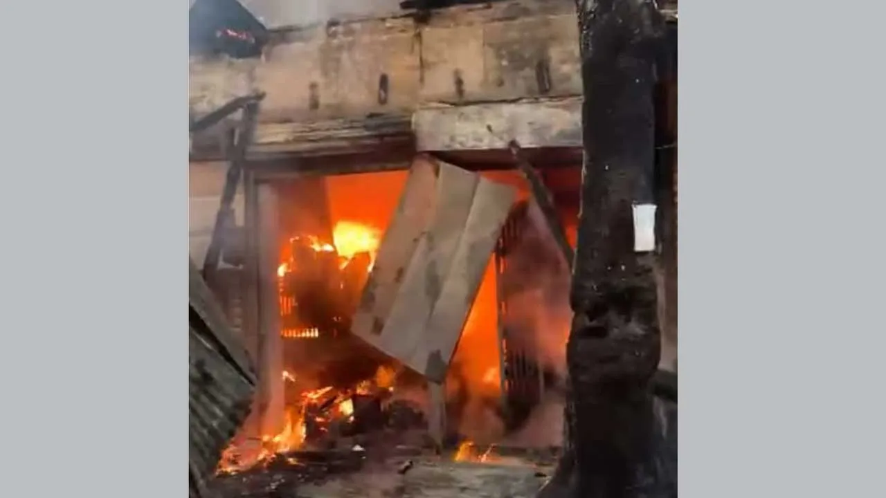 কালকিনিতে তিনটি দোকান পুড়ে ছাই