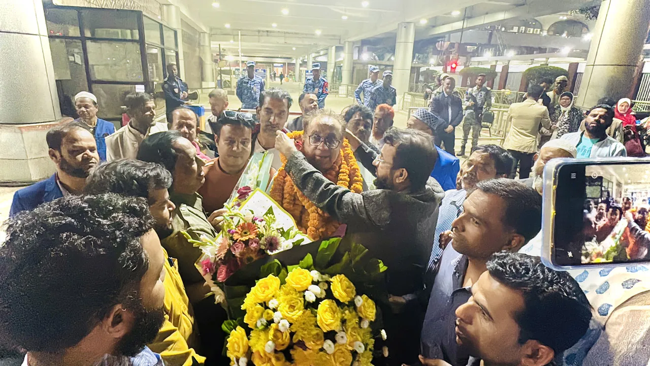 দেশে ফিরলেন নারায়ণগঞ্জের বিএনপি নেতা কামাল, বিমানবন্দরে সংবর্ধনা