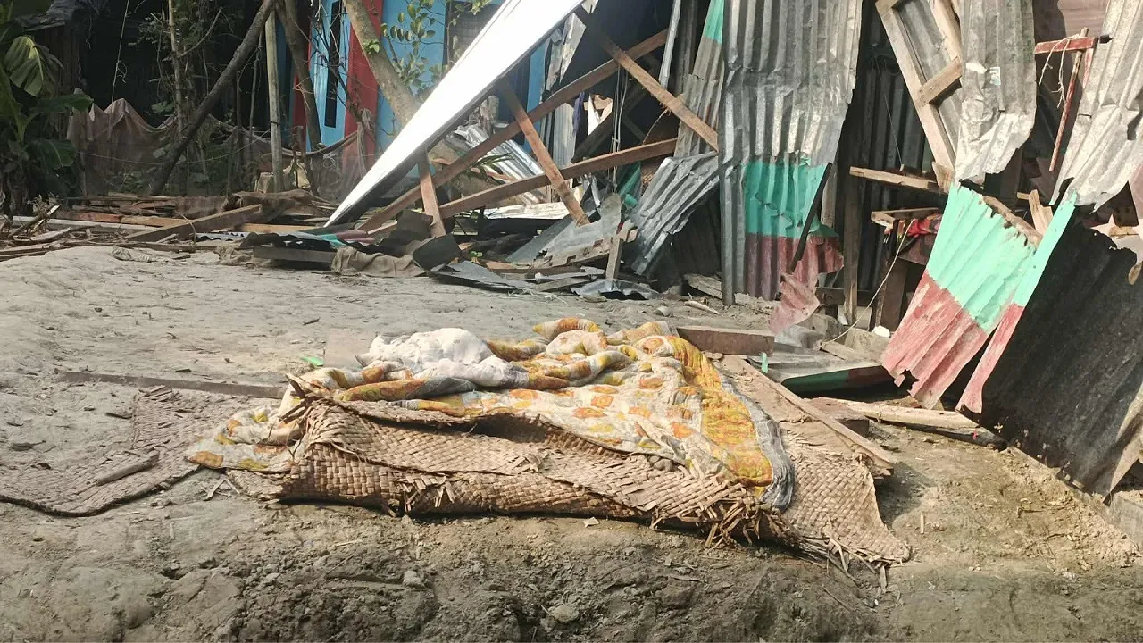 লক্ষ্মীপুরে প্রতিপক্ষের হামলায় বসতঘরে হারিয়ে খোলা আকাশের নিচে বসবাস