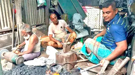 লোহাগড়ায় ঈদে কর্মব্যস্ত কামারপট্টি, টুংটাং শব্দে মুখর