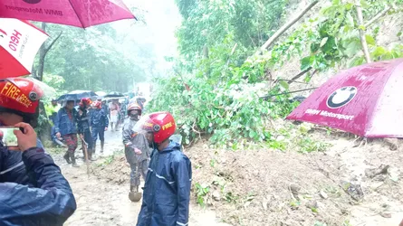 টানা বর্ষণে পাহাড় ধসে কাপ্তাই-চট্টগ্রাম সড়কে যান চলাচল বন্ধ