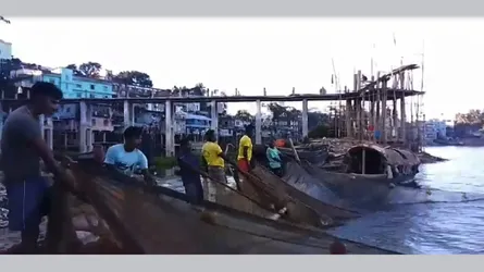 রাঙামাটির কাপ্তাই হ্রদে তুলে নেয়া হলো মাছ ধরার নিষেধাজ্ঞা