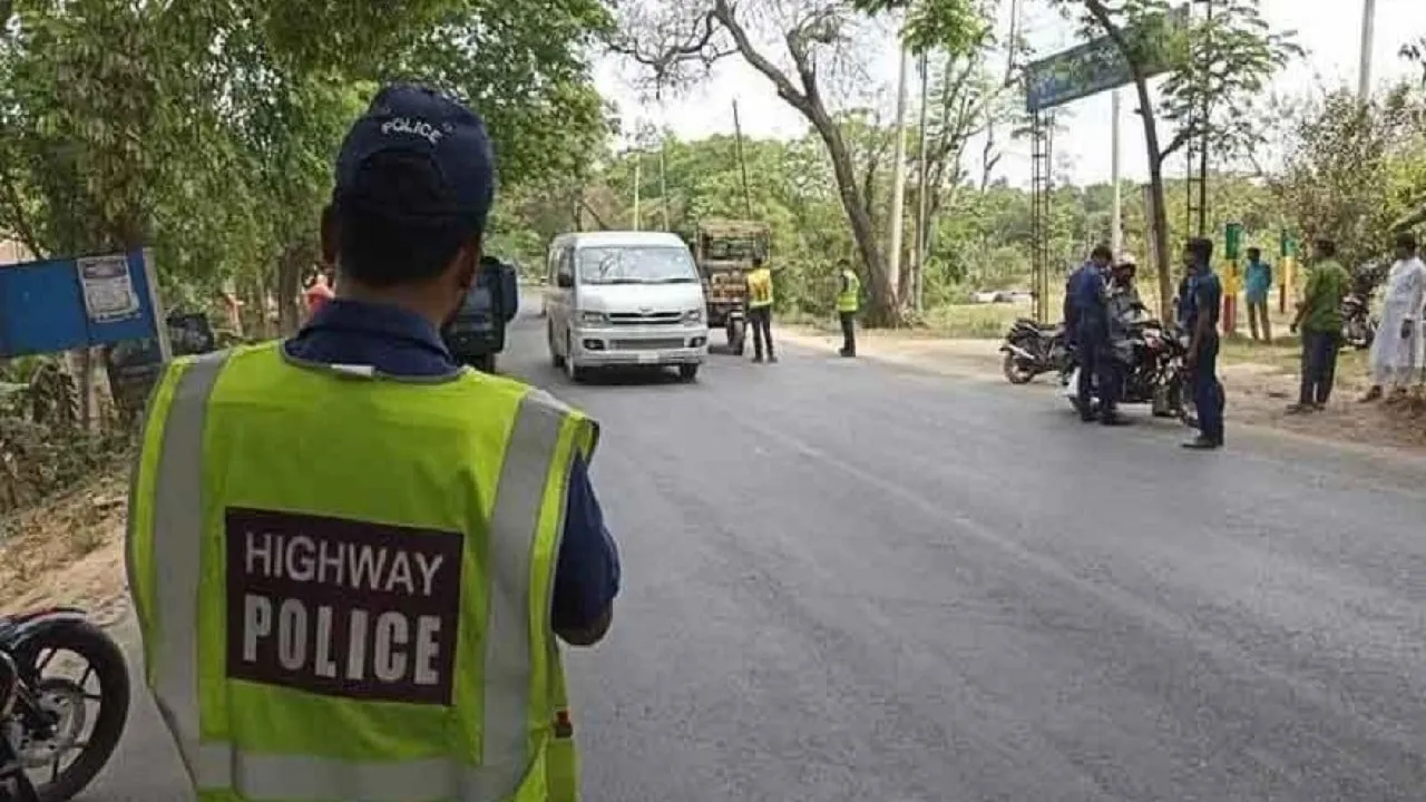 কর্ণফুলীতে হাইওয়ে পুলিশের বিরুদ্ধে টাকা নিয়ে গাড়ি ছাড়ার অভিযোগ, কয়েক ঘণ্টা পর মামলা