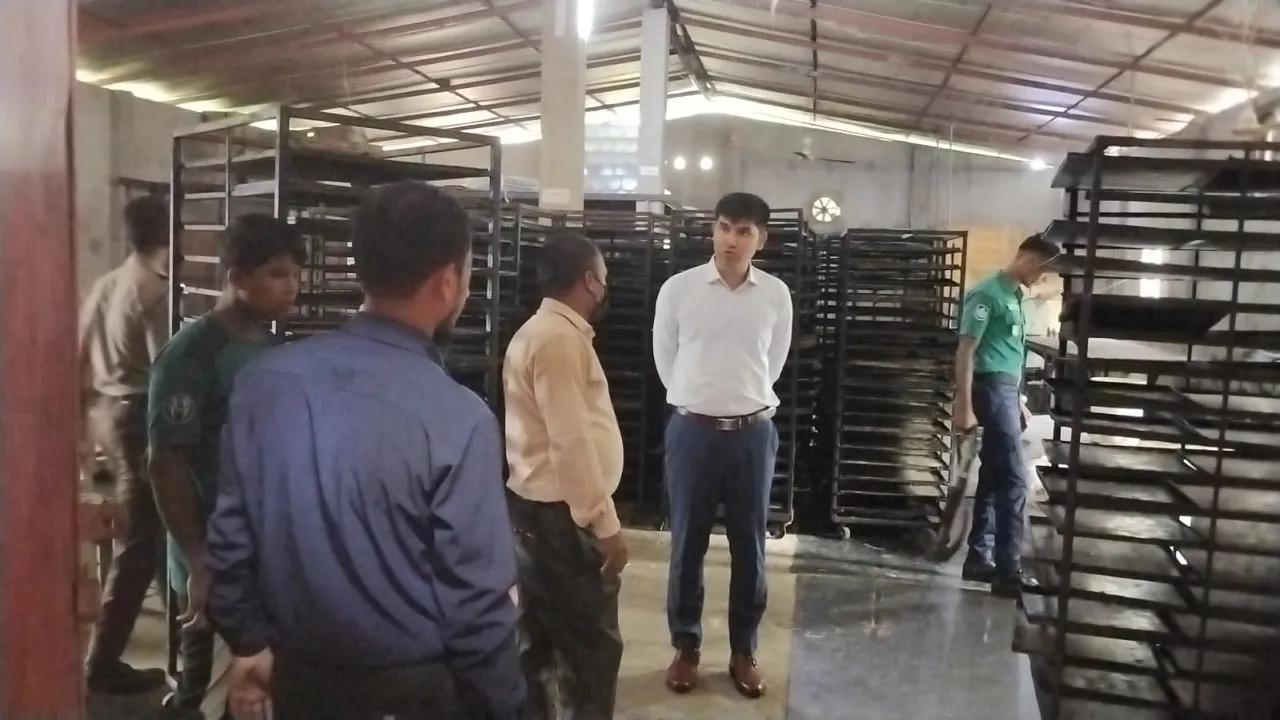 কর্ণফুলীতে অস্বাস্থ্যকর পরিবেশে খাদ্যপণ্য উৎপাদন, মোবাইল কোর্টে বেকারি সিলগালা