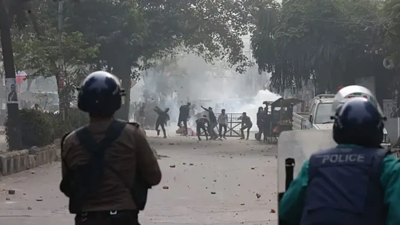 পুলিশের সাথে মোবাইল ব্যবসায়ীদের সংঘর্ষে রণক্ষেত্র কারওয়ান বাজার
