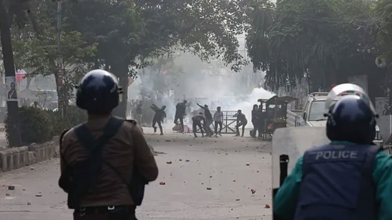 Karwan-Bazar-is-the-battleground-for-clashes-between-mobile-phone-traders-and-police