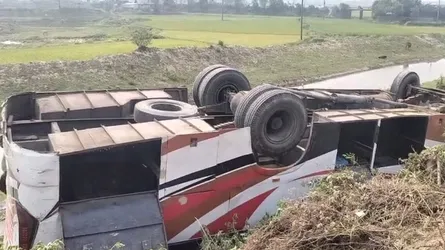 ব্রাহ্মণবাড়িয়ায় বাস খাদে পড়ে আহত ২৫