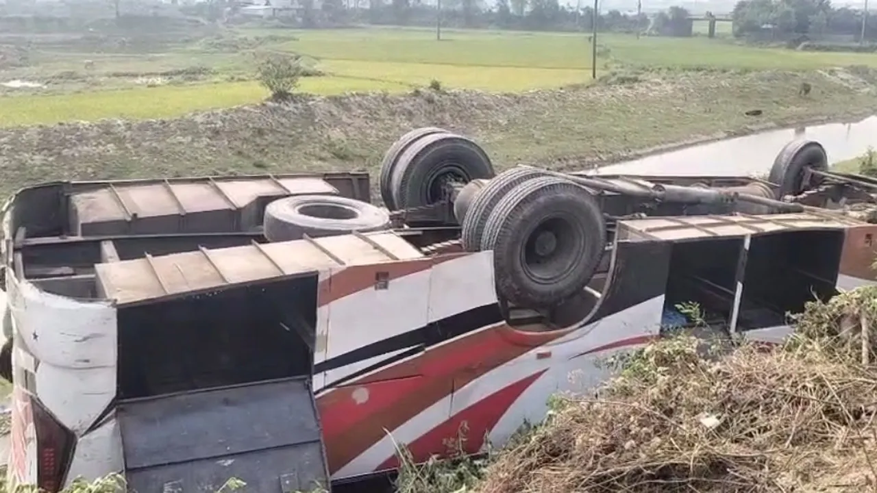 ব্রাহ্মণবাড়িয়ায় বাস খাদে পড়ে আহত ২৫