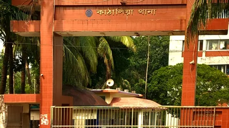 কাঁঠালিয়ায় তরুণকে ছুরিকাঘাত, অভিযুক্তকে পিটুনি দিয়ে পুলিশে সোপর্দ