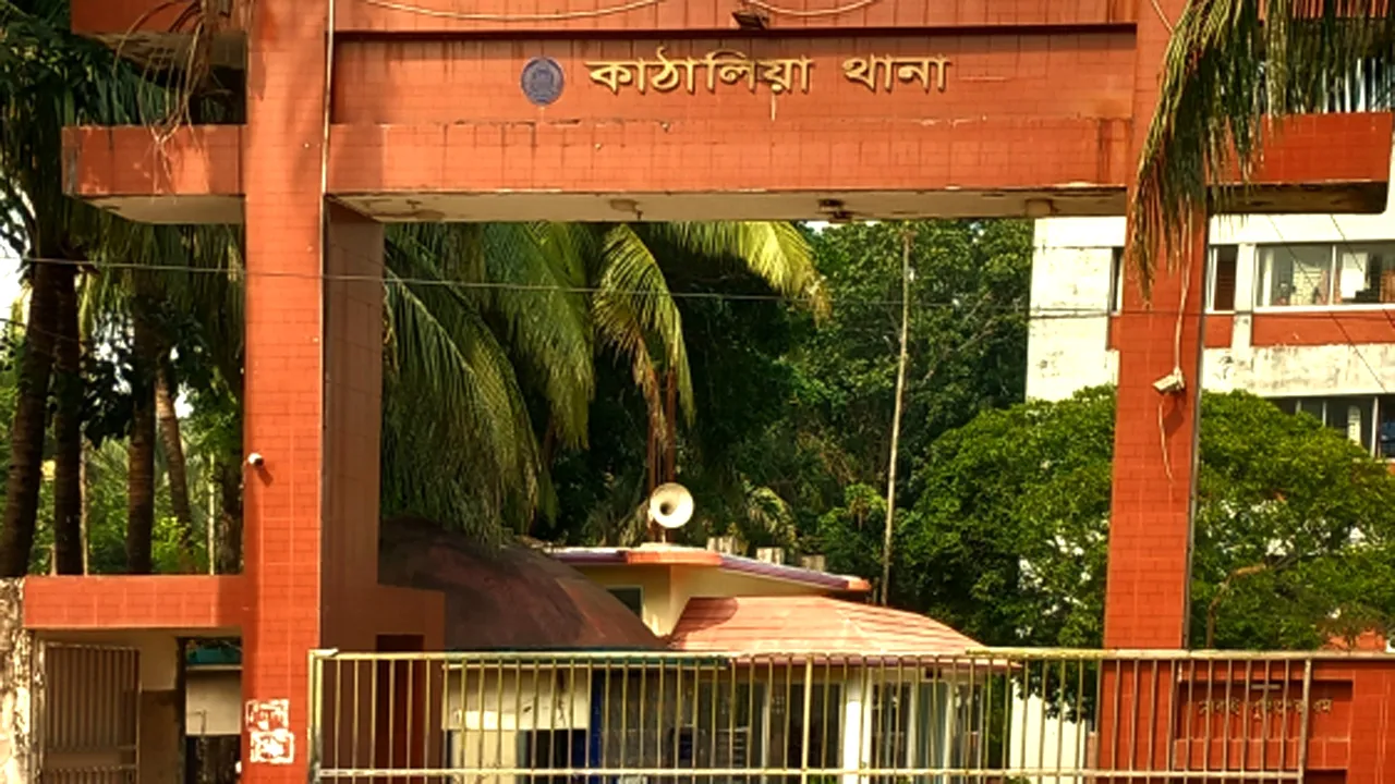 কাঁঠালিয়ায় তরুণকে ছুরিকাঘাত, অভিযুক্তকে পিটুনি দিয়ে পুলিশে সোপর্দ
