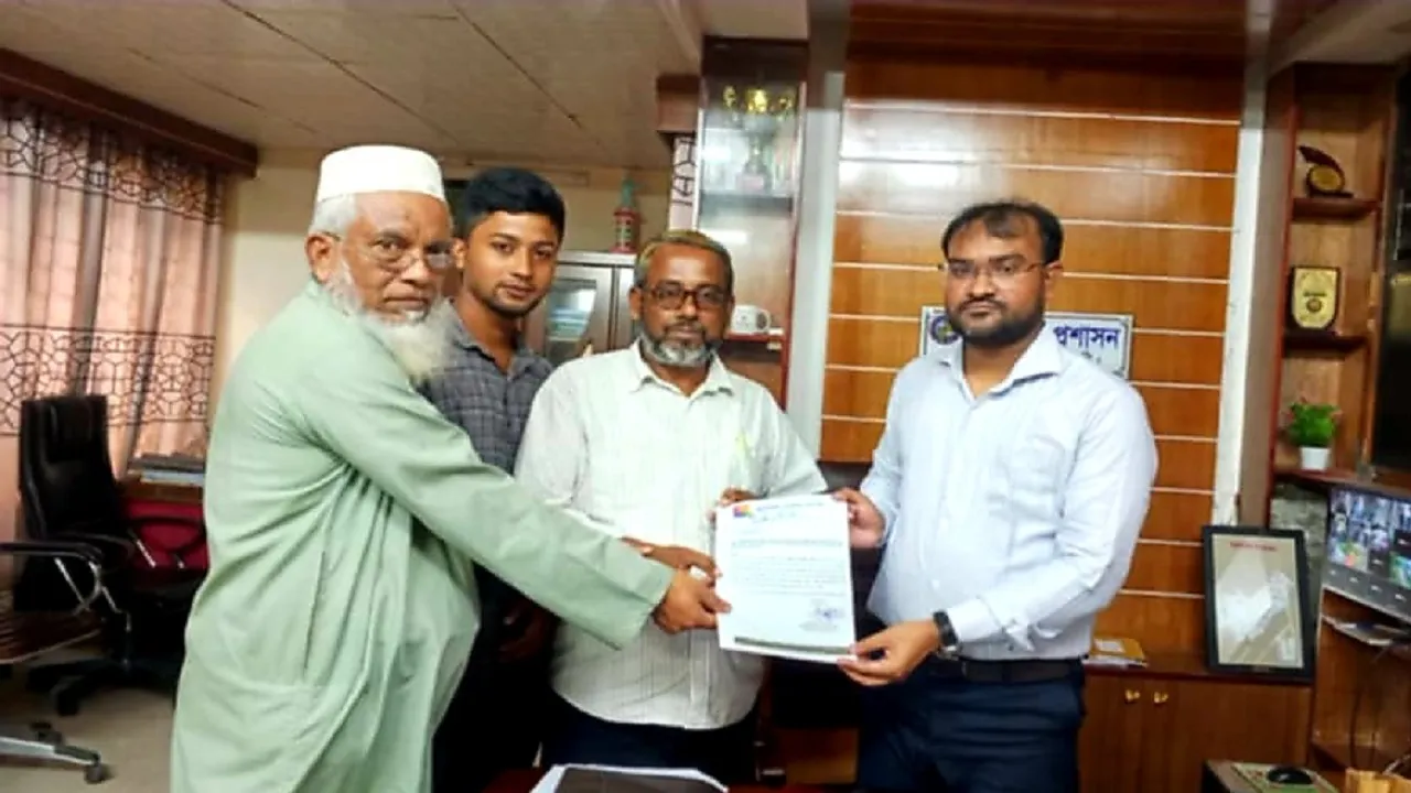 কাঁঠালিয়ায় ভাঙাচোরা রাস্তা ও ব্রিজ সংস্কারের দাবিতে ইউএনওর কাছে স্মারকলিপি