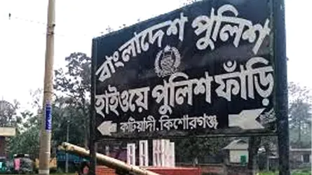 কটিয়াদী-ভৈরব সড়কে গরুবাহী পিকআপ উল্টে চালক নিহত