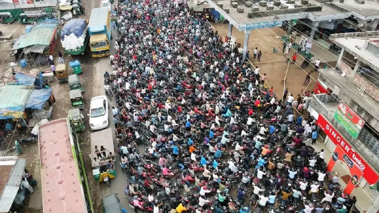 কটিয়াদীতে পেট্রোল নামক সোনার হরিণ পেতে ১০ ঘণ্টা অপেক্ষা!